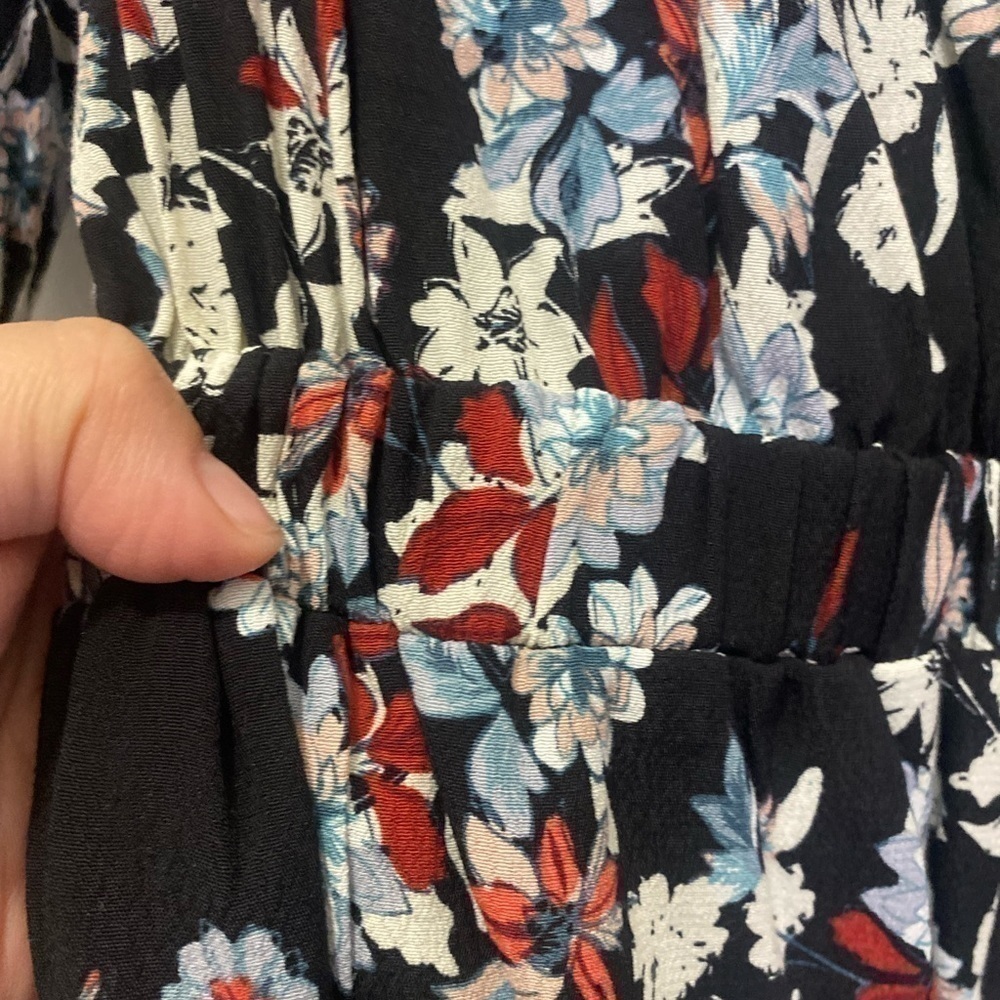 New! Cupcakes and Cashmere Gia Floral Romper - Picture 9 of 10